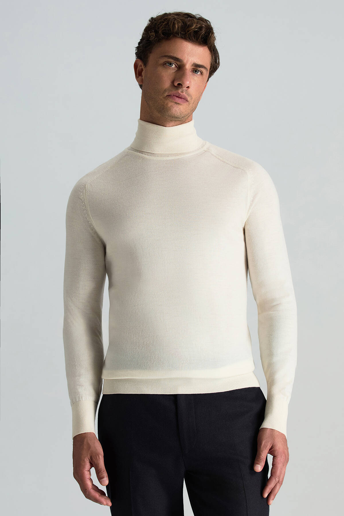 Ekru Boğazlı Slim Fit Merino Yün Triko
