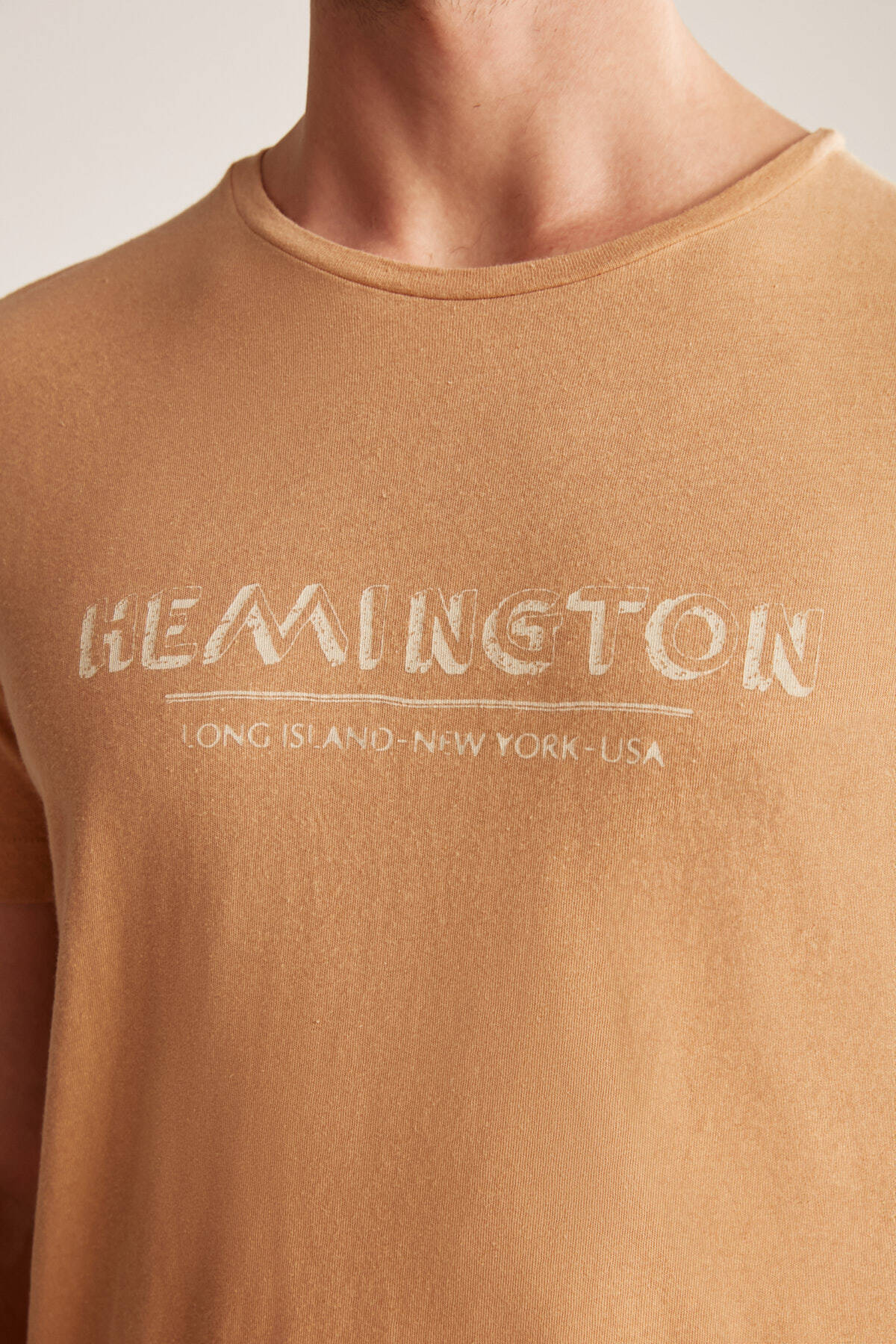 Hemington Baskılı Keten Pamuk Karışımlı Camel T-Shirt