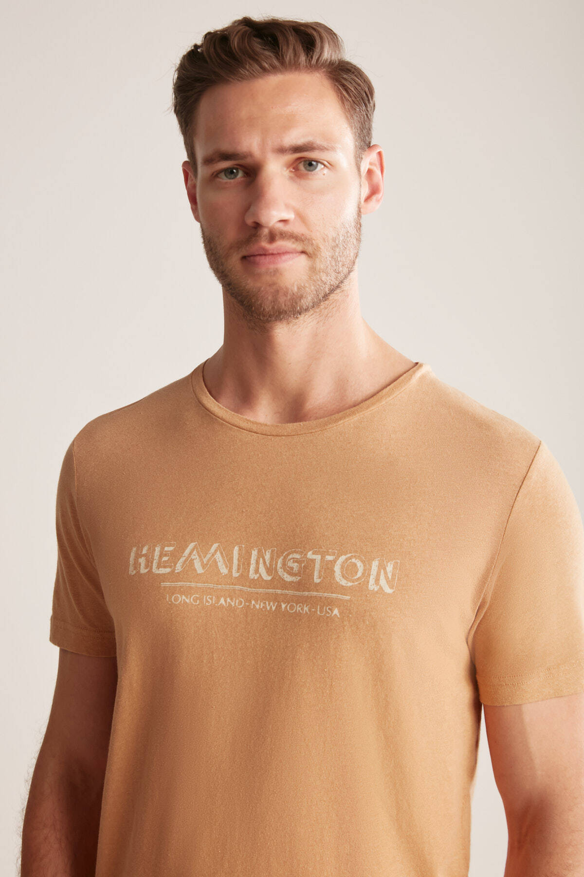 Hemington Baskılı Keten Pamuk Karışımlı Camel T-Shirt