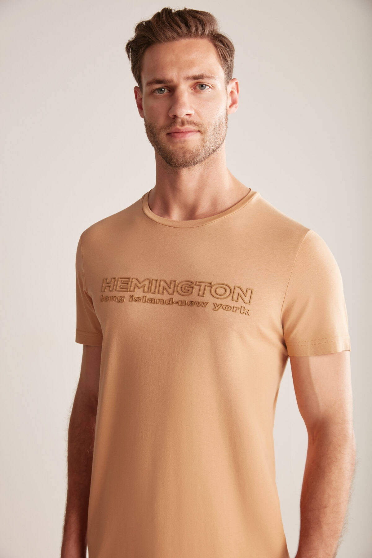 Hemington Kabartma Baskılı Kum Rengi Pima Pamuk T-Shirt