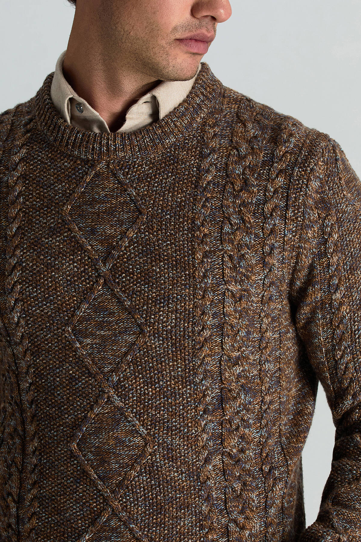 Merino Yün-İpek Karışım Aran Örgü Desen Bisiklet Yaka Tütün Rengi Kazak