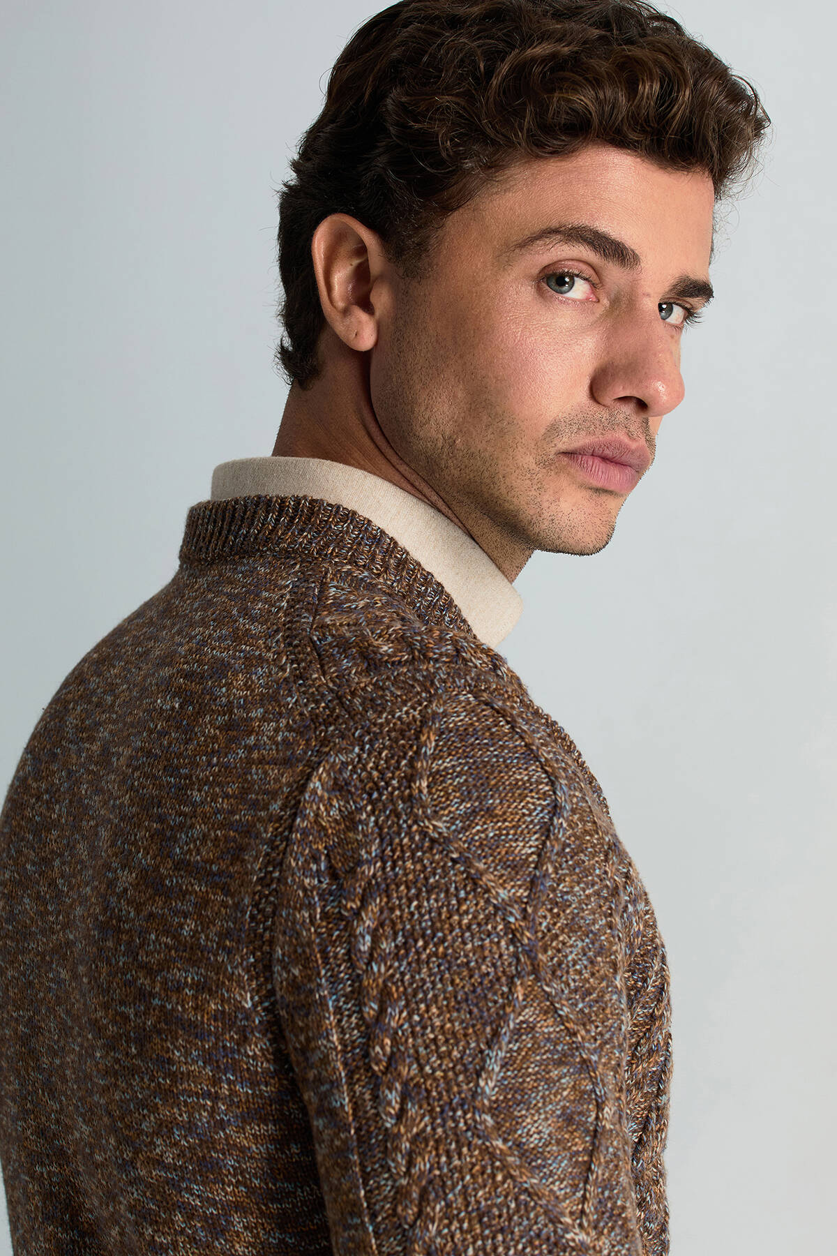 Merino Yün-İpek Karışım Aran Örgü Desen Bisiklet Yaka Tütün Rengi Kazak