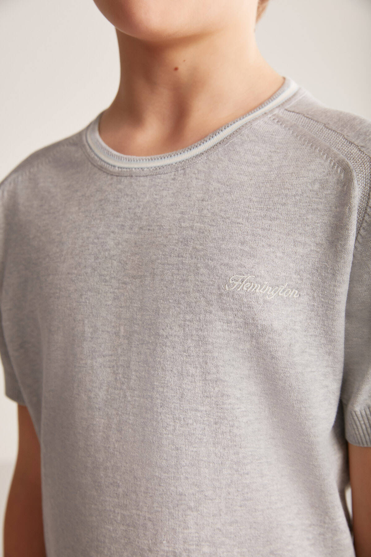 Nakış Logolu Yaka Detaylı Açık Gri Triko Çocuk T-Shirt
