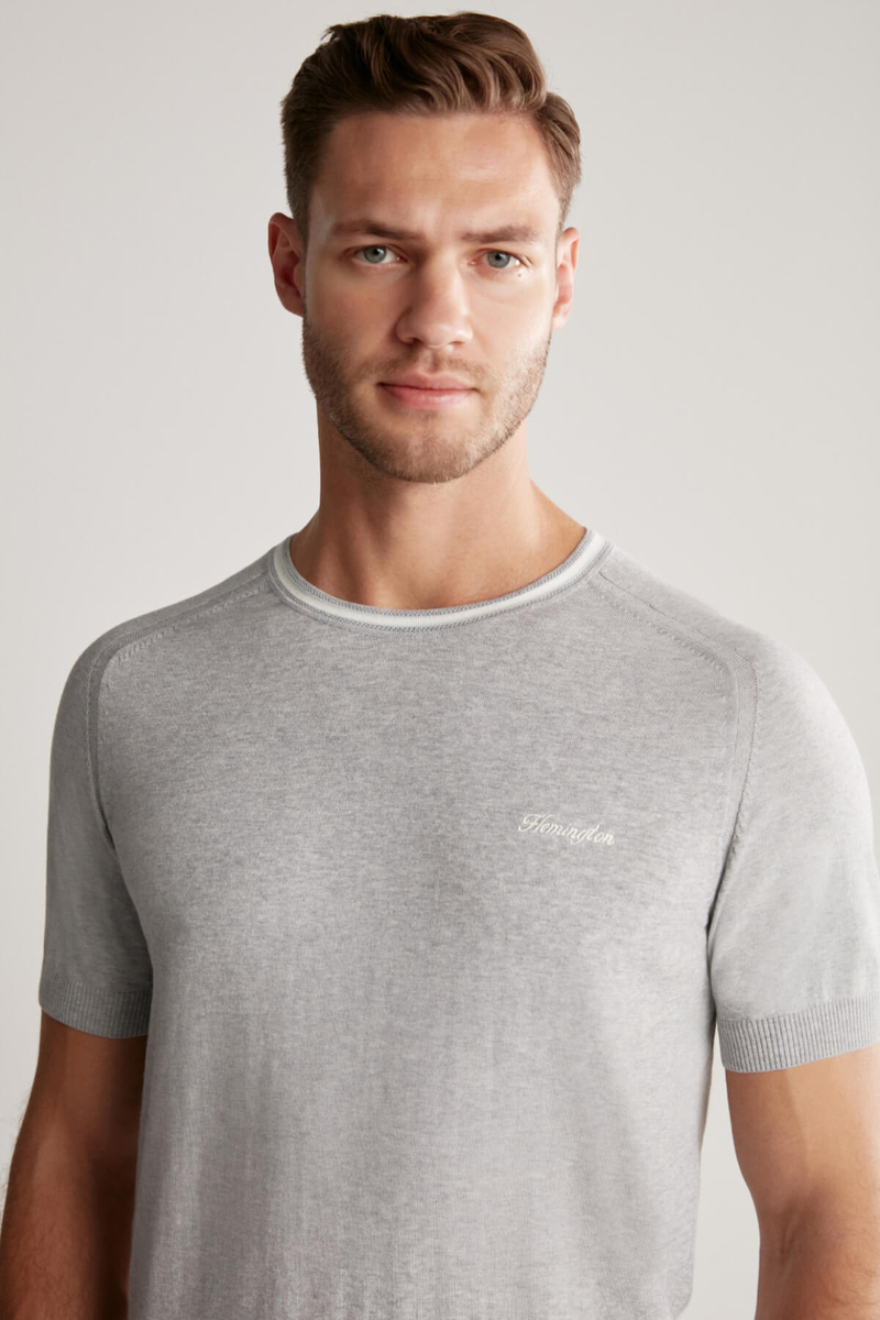 Hemington Nakış Logolu Yaka Detaylı Açık Gri Triko T-Shirt. 1
