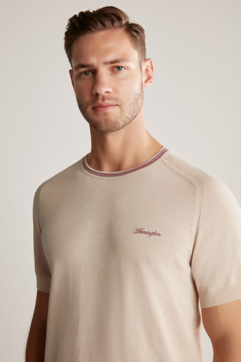 Hemington Nakış Logolu Yaka Detaylı Krem Rengi Triko T-Shirt. 1